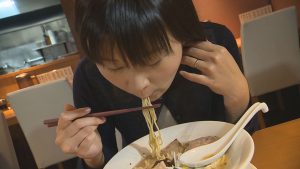 麺屋あした食べてるとこ