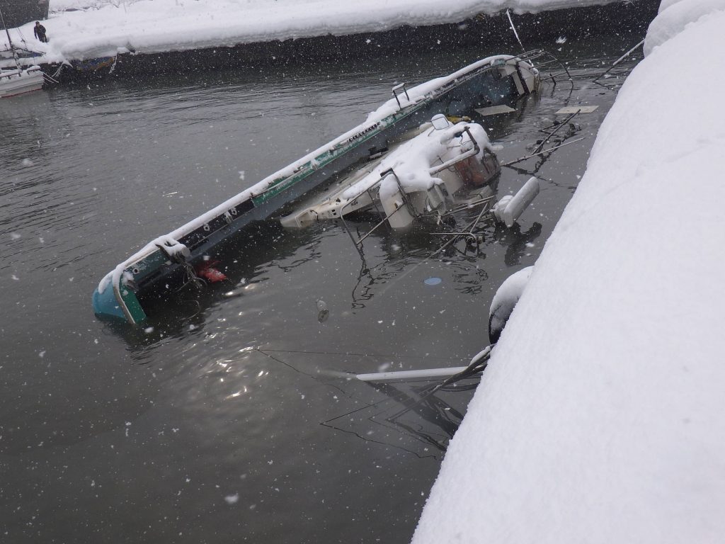 有間川フィッシャリーナ 積雪で遊漁船2隻が転覆 けが人なし